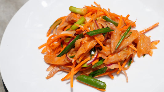 Salada fresca com peixe marinado