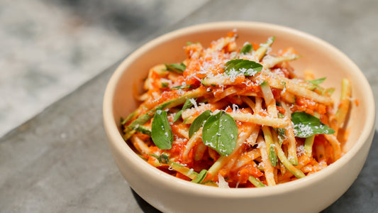 Spaghetti cru de abobrinha e molho de tomate sem fogo