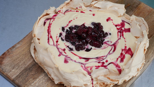 Pavlova de Baba de Moça com Cereja em Calda Caseira